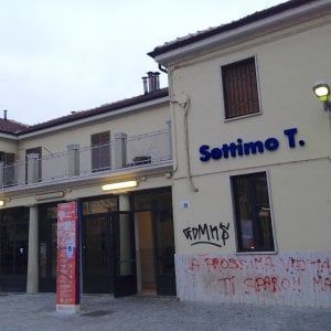 Travolto da un treno alla stazione di Settimo, binari bloccati e linea interrotta