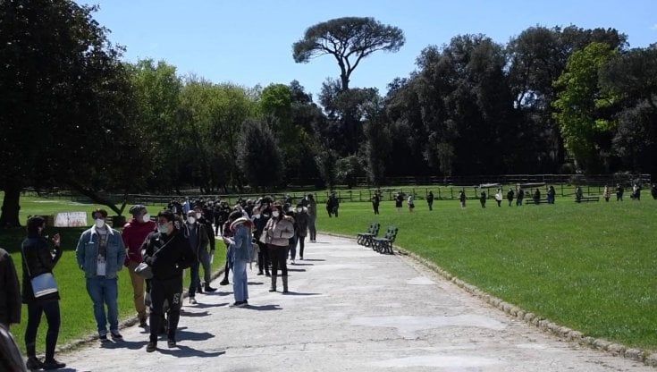 Falsi vaccini, l'Asl Napoli 1: "C'è il rischio che molti No vax abbiano simulato: preferiscono il reato alla dose"