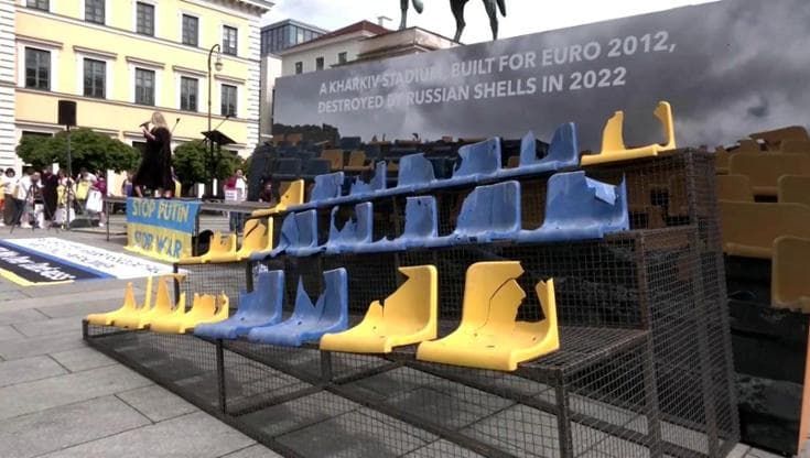 Euro 2024, Shevchenko mostra i resti della tribuna dello stadio di Kharkiv distrutto dalle bombe russe