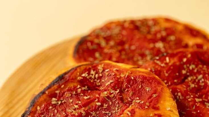 Tarì sforna pizzette rosse e quiche di croissant