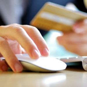 Torino, usa la carta Postepay della madre per una truffa online: denunciato 17enne