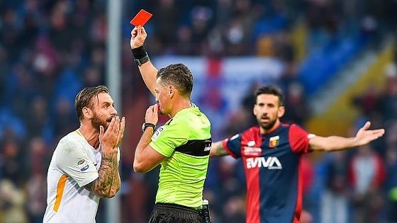 Roma, De Rossi: "Chiedo scusa, ho sbagliato". Di Francesco: "Vittoria buttata"