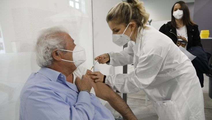 Vaccini anti-covid, Ausl Parma agli anziani: "Prenotate per evitare inutili attese sotto il sole"