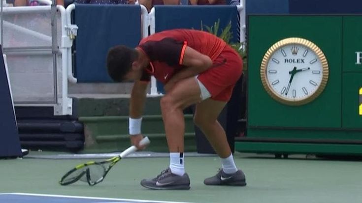Sinner ai quarti di Cincinnati senza giocare per il ritiro di Thompson, Cobolli e Paolini ko. Alcaraz eliminato e furioso: racchetta distrutta