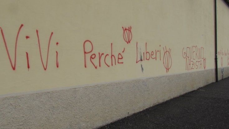 No Vax imbrattano i muri del cimitero di Nembro, paese simbolo dei lutti del Covid