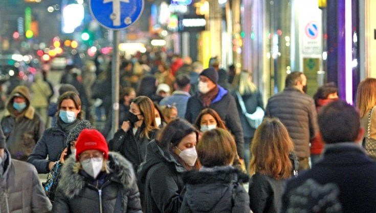 Lombardia zona arancione, ripartono i negozi. "Persi 1,7 miliardi, ora salviamo i bar"