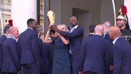 Francia, Brigitte 'ruba' la coppa del mondo e poi si mette in posa con Pogba