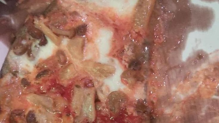 Ingoia un pezzo di vetro mentre mangia una pizza e finisce in ospedale, a processo titolare pizzeria