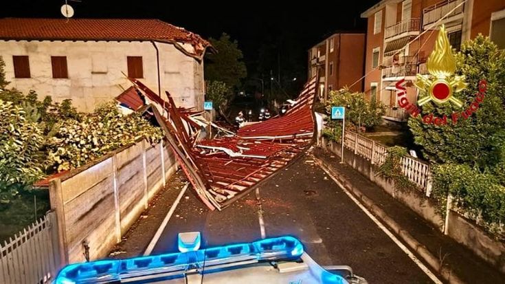 Maltempo in Lombardia, voli cancellati a Malpensa e trombe d’aria a Varese. Como, vento a 100 km/h