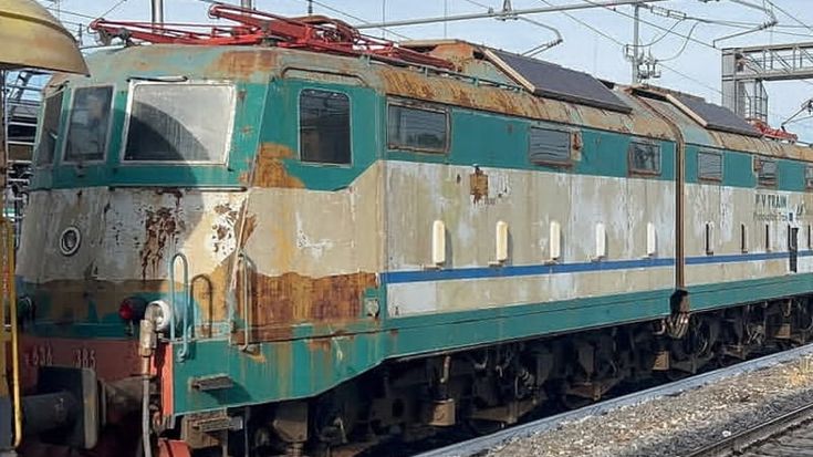 Torna sui binari la prima locomotiva italiana con l’energia del sole: ha 6 pannelli sul tetto