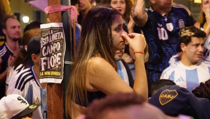 L'addio mondiale di Messi emoziona Roma: a Campo de' Fiori la finale tra applausi, tifo e lacrime