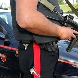 Sparatoria nella notte a Cavour, carabinieri feriscono un nomade