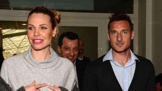 Si appropriò di foto non autorizzate di Totti e Ilary: a processo un sub di Trapani
