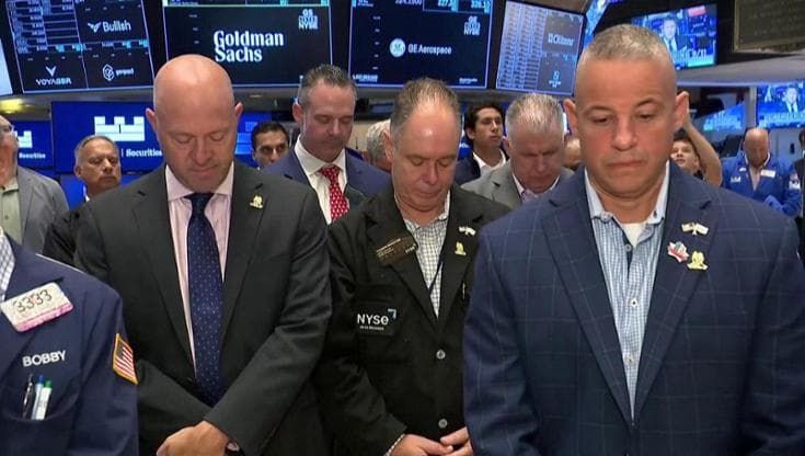 New York, la frenesia della Borsa si ferma per ricordare l'11 settembre con un minuto di silenzio