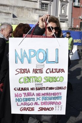 Napoli: senza bandiere di partito, comitati e associazioni in piazza per la vivibilità