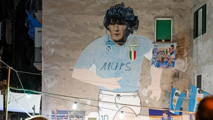 Napoli, restaurato il murale di Diego: tifosi e curiosi a caccia di selfie. Ma sulla parete macchie di umidità