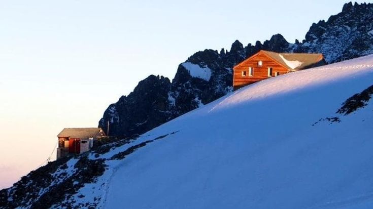 Caldo record, il rifugio lombardo più alto costretto a chiudere: “Rischio frane, troppo pericoloso”