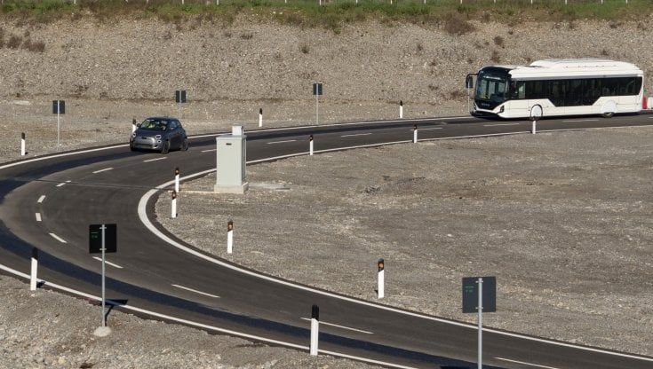 Nell'Arena del futuro dove le auto elettriche si ricaricano viaggiando