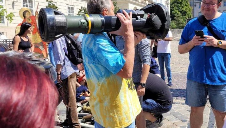 Lezioni sull'uso dei lanciarazzi perfino ai bambini nelle strade di Leopoli: “Non scordate la guerra”