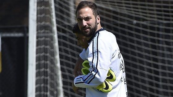 Higuain nel mirino dell'Atletico Madrid, ma De Laurentiis non fa sconti: il Pipita va via soltanto per la clausola