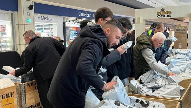 Pacchi smarriti venduti a peso, centinaia in fila: “Tra queste 6 tonnellate troverò l’IPhone”