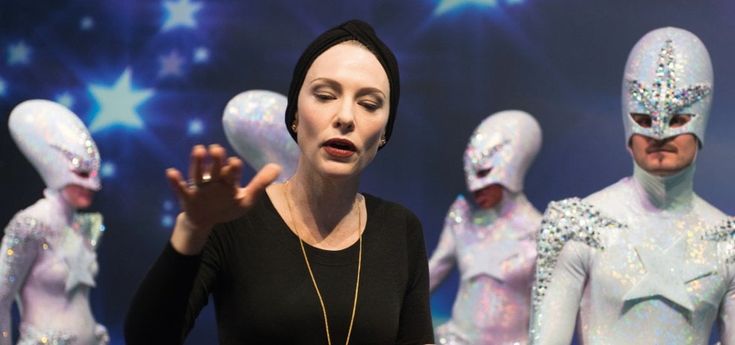 Cate Blanchett si fa in tredici, la videoarte diventa cinema