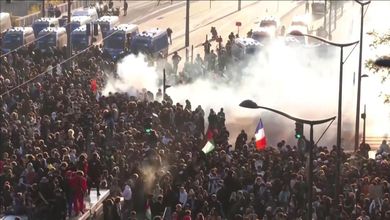 Maschere e lacrimogeni: la protesta di Halloween per le strade di Parigi
