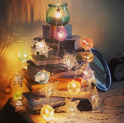 Un Natale fatto di libri, dall'albero al presepe: la campagna social 
