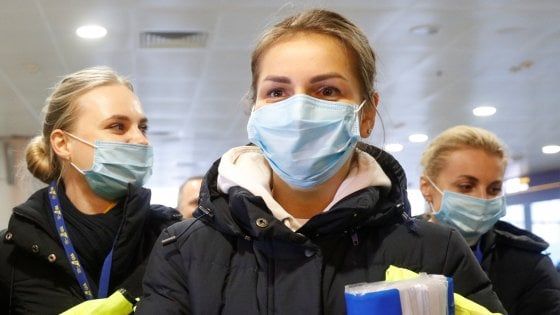 Coronavirus: gli esperti: "L'ipotesi di produzione in laboratorio è un fake"