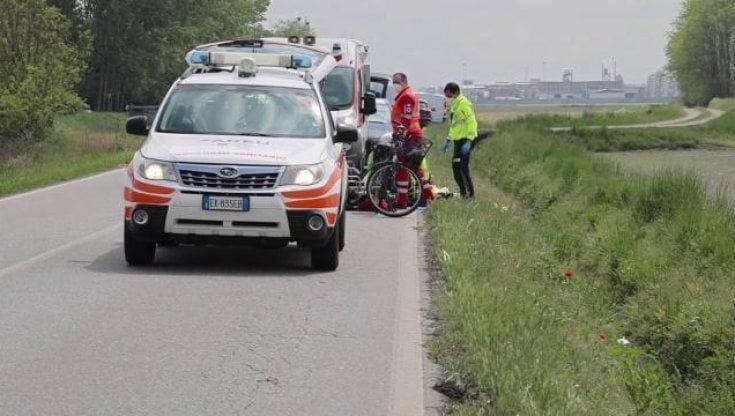 Incidenti stradali, in bici viene urtata da un furgone e cade: morta dopo due giorni di agonia una 52enne nel Pavese