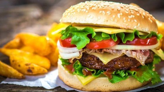 Milano, ruba carta di credito nel fast food e fa subito festa: 140 euro di hamburger per il suo compleanno 