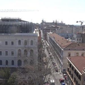 Roma, finge di chiedere l'ora a turista e la scippa: carabiniere fuori dal servizio blocca rapinatore
