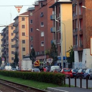 Insulti, telefonate anonime e agguati ai vicini: a processo la stalker del condominio