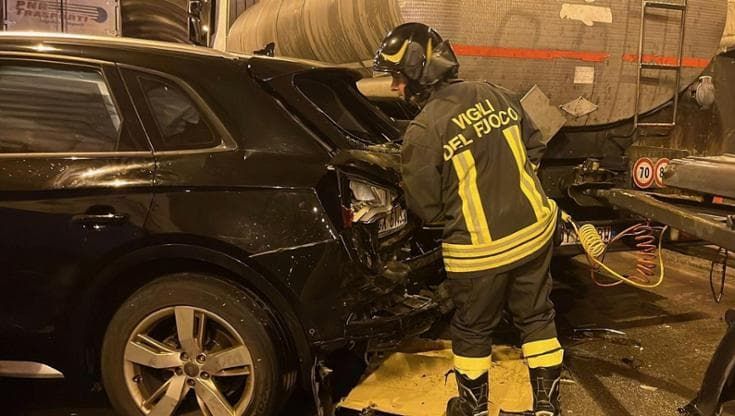 Individuato il responsabile del maxi tamponamento in autostrada: scatta la denuncia, tir sequestrato