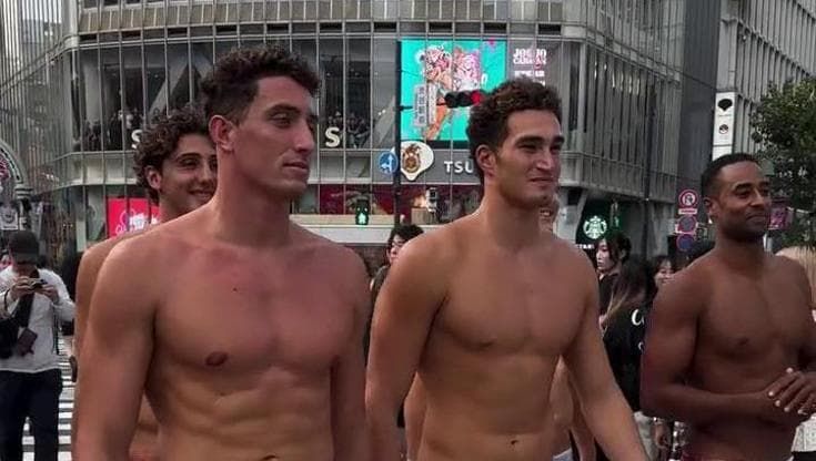 In costume da bagno all'incrocio di Shibuya: lo show della Pro Recco conquista Tokyo ma fa discutere