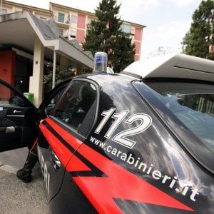 Roma, giardiniere raggira anziana e la riduce in povertà: indagato per circonvenzione d'incapace