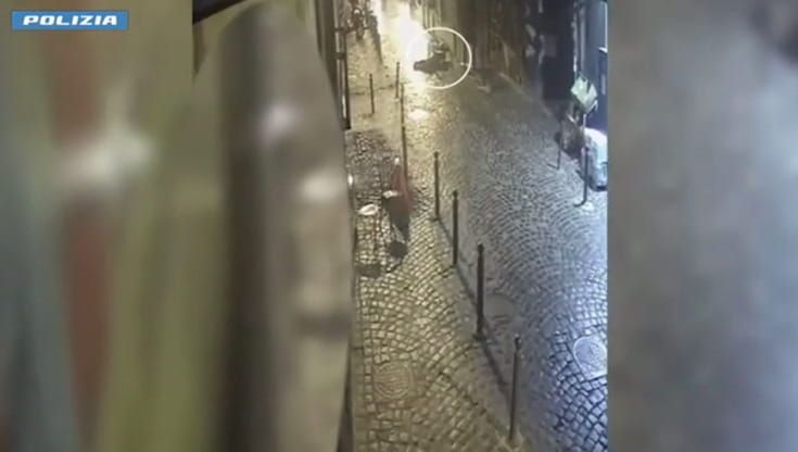 Giovanissimi con armi da guerra per il clan Contini, 9 misure cautelari dopo l’assalto a ristorante