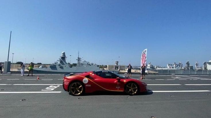 La Ferrari SF90 fa il nuovo record mondiale di velocità su una nave. Ecco dove e a quanti km/h