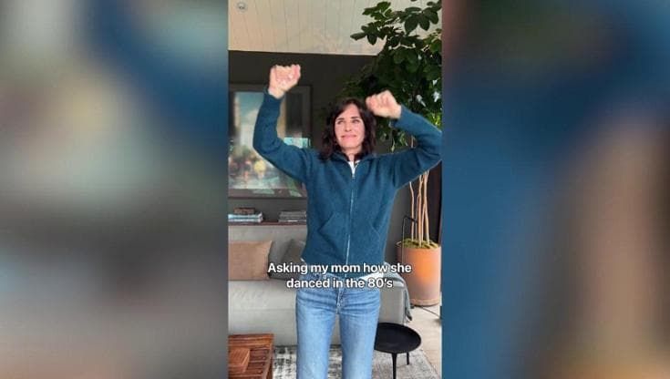 Courteney Cox balla 'Dancing in the dark' come nel video anni 80 di Springsteen