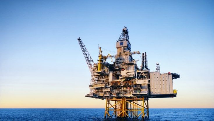 "Il petrolio uccide il pianeta e finanzia la guerra. L'autonomia energetica è il faro che ci guiderà"