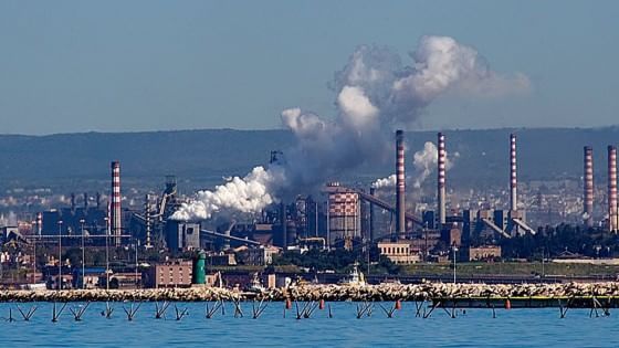 Taranto, il pm invia i carabinieri all'Ilva: denunciati tutti gli operai presenti nell'alforno killer