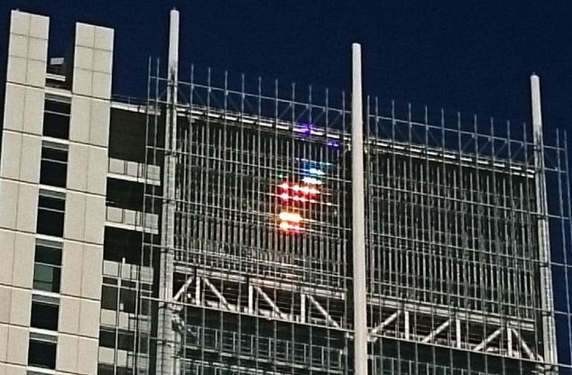 Torino, il grattacielo Intesa Sanpaolo si tinge dei colori dell'arcobaleno