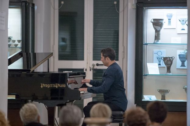 Lacco Ameno, un pianoforte tra i reperti: la musica classica esalta Villa Arbusto