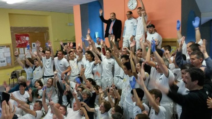 Vernici, pennelli e tute da imbianchino: i ragazzi di Milano ridipingono la scuola