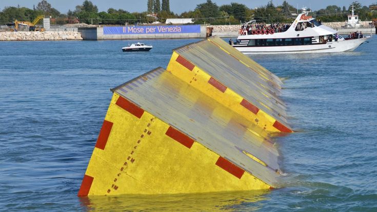 Venezia, l'Italia e il dissesto idrogeologico: se l'unico Mose che funziona (per fermare i cantieri) è la burocrazia