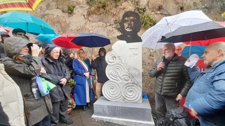 Inaugurata a Carrara la prima statua in Italia dedicata a Che Guevara. E scoppia la polemica
