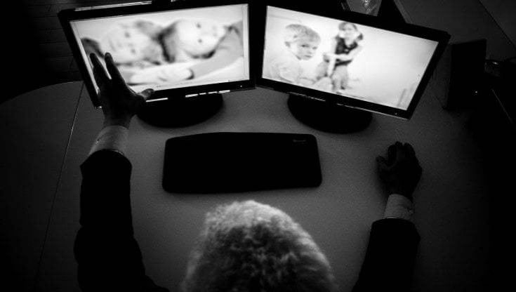 Pedopornografia, aveva oltre 10mila file con immagini e video di violenze sui minori nel pc: arrestato