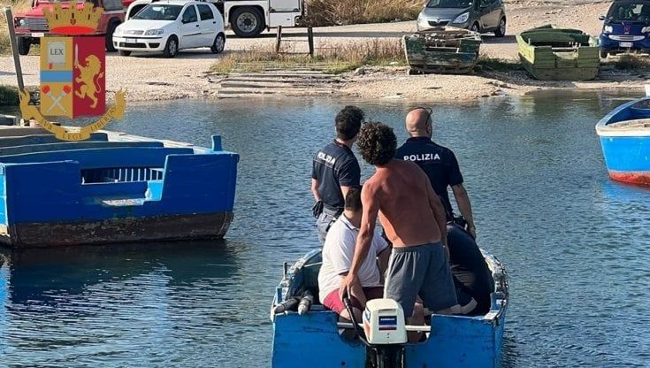 Taranto, vanno a pesca ma il gommone affonda: due ventenni salvati dalla polizia con l'aiuto di un miticoltore