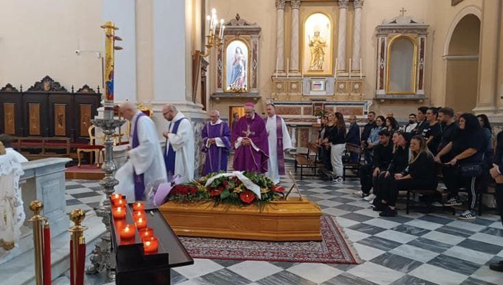 Pochi ai funerali dell’operaio morto a Caivano, il grido del vescovo: “Chiediamo perdono a Salvatore”