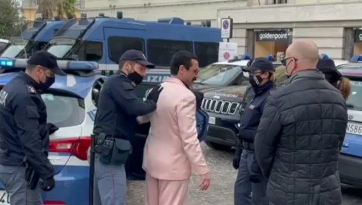 A Sanremo il sosia di Freddie Mercury canta per strada senza mascherina: arrestato, Red Ronnie lo difende